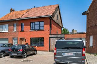 Prachtig gerenoveerde woning in het centrum met ruime tuin en garage Deze volledig gerenoveerde, instapklare woning is centraal gelegen,...