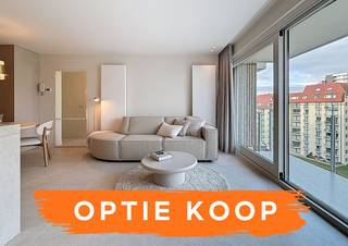 Magnifique appartement rénové avec vue latérale sur la mer, avec des finitions de qualité et des matériaux luxueux. Cet appartement élégant est situé au centre de Nieuport, à quelques pas de la plage, des commerces et des transports en commun.<br />L'appartement comprend un hall d'entrée avec toilette séparée, un salon lumineux avec cuisine ouverte entièrement équipée avec îlot central et accès à la grande terrasse. Une chambre spacieuse avec salle de bain attenante avec vasque simple et douche à l'italienne. La chambre donne directement accès à la terrasse. La résidence dispose également d'un parking commun. <br />Possibilité d'acheter un garage au niveau -2 dans le même bâtiment.