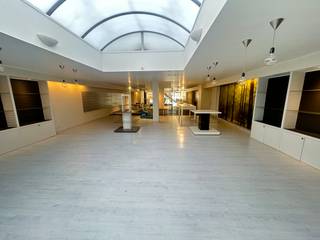 Langemark-Poelkapelle - Ruime handelsruimte + woonst + appartement + magazijn te koop.Gelijkvloers bestaande uit 720m² bebouwd...