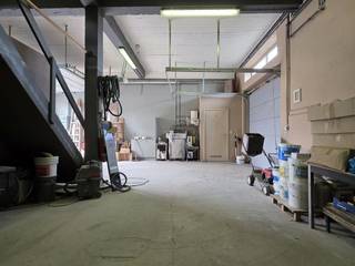 Vlot bereikbaar, veelzijdig atelier/magazijn/stockageruimte in Beveren-Leie, omvorming naar eengezinswoning mogelijk mits omgevingsvergunning.<br /><br />We krijgen toegang tot dit praktisch ingericht atelier/magazijn via een sectionaalpoort van +/- 2,70m op 2,70m. <br /><br />Op de benedenverdieping vinden we naast de inrijpoort een handige bureelruimte. De grote vrije ruimte in L-vorm biedt via een tweede sectionaalpoort rechtstreeks toegang tot de tuin. Via een deur komen we in een achterliggende, bijkomende werkruimte.<br /><br />Via de vaste trap komen we op het tussenverdiepje dat momenteel dienst doet als stockageruimte, waarna we de ruime lichtrijke bovenverdieping bereiken: een grote open ruimte met nog een aparte bureelruimte. <br /><br />Op de benedenverdieping is er sanitair voorzien. Het pand wordt verwarmd met verschillende gaskachels, en er is dakisolatie aanwezig. Asbestveilig. Parkeergelegenheid voor het gebouw.<br /><br />Op vandaag is dit pand vergund als opslagruimte met beperkt atelier. Omvormen naar een eengezinswoning is vergunningsplichtig. <br /><br />Kom de mogelijkheden van dit veelzijdige pand zelf ontdekken tijdens een bezoek: contacteer Annelies van Vastgoed Norman via 0479/40.24.24 of annelies@vastgoednorman.be