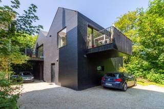 Un bâtiment entièrement rénové et contemporain, situé en plein centre-ville, à proximité de la gare, avec vue sur le parc de la ville de Halle.<br />Il se compose de :<br />Au rez-de-chaussée : hall d'entrée (6,03 m²), local technique/buanderie (4,27 m²), WC avec lavabo (1,12 m²),2 chambres (10,96 m² et 6,90 m²), salle de bains (4,10 m²) équipée d'une baignoire avec douche et d'un lavabo.<br />Au premier étage :<br />spacieux séjour ouvert avec salle à manger et cuisine équipée (41,33 m²) comprenant un évier, une plaque de cuisson, une hotte, un four combiné, un réfrigérateur et un lave-vaisselle,<br />terrasse attenante (8,24 m²).<br />En outre : une place de parking extérieure.<br />Menuiseries extérieures en aluminium avec double vitrage.<br />Chauffage par pompe à chaleur (DAIKIN).<br />Parquet – panneaux solaires – système de ventilation (ZEHNDER COMPAIR Q).<br />Raccordements aux réseaux : eau et électricité.<br />Actuellement loué. Aucune charge commune.<br />Surface brute habitable : 120 m² (selon le certificat PEB). <br />Référence cadastrale : n° H90/R6/P000.<br />PEB : 25 kWh/m²/an – UC : 2406041.