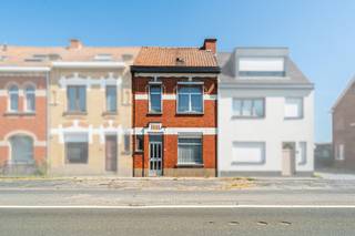 <p><strong>Te renoveren rijwoning met tuin en open zicht achteraan</strong><br />Centraal gelegen aan de Gaversesteenweg bevindt zich deze te renoveren rijwoning op een <strong>perceel van 249 m</strong>². Een absolute troef is de aangename<strong> tuin van ca. 120 m</strong>², die achteraan grenst aan agrarisch gebied. Hierdoor geniet u van een open en groen zicht vanuit de tuin.<br /><br />De woning beschikt vandaag over een <u>benutbare vloeroppervlakte van ca.106m²</u> en biedt dankzij de bestaande indeling én de aanwezige uitbreidingsmogelijkheden een uitstekende basis om een comfortabele en hedendaagse gezinswoning te creëren.<br /><u>De ligging is bijzonder praktisch</u>: winkels, scholen en ontspanningsmogelijkheden bevinden zich vlot in de omgeving. Daarnaast geniet u van een goede bereikbaarheid naar de belangrijkste toegangswegen, de autosnelwegen en omliggende industriezones.<br /><br />Op het<strong> </strong><u><strong>gelijkvloers</strong></u> vinden we een inkomhal, een aangename leefruimte met eet- en zithoek die mooi met elkaar in verbinding staan, en een compacte keuken. Via de veranda bereikt u de bergruimte en het afzonderlijke toilet. Mits een herindeling van de achterbouw zijn hier mooie <strong>mogelijkheden om een ruime, moderne keuken met zicht op de tuin en een comfortabele badkamer te realiseren</strong>.<br />De <strong><u>eerste verdieping</u></strong> omvat drie slaapkamers: twee volwaardige slaapkamers en een kleinere kamer die ideaal kan worden ingericht als kinderkamer, bureau of dressing.<br />Een bijkomende troef is de vaste trap naar de <u><strong>zolderverdieping</strong></u>. Mits de nodige afwerking en isolatiewerken kan deze verdieping mee geïntegreerd worden in de bewoonbare oppervlakte, waardoor extra leef- of slaapruimte ontstaat (zie foto ter illustratie).<br />Het dak is momenteel nog niet voorzien van onderdak of isolatie, wat meteen ruimte biedt om de woning energetisch en technisch volledig naar de hedendaagse normen te brengen.<br />Kortom: een <em><strong>interessante renovatiekans </strong></em>voor wie op zoek is naar een <u>centraal gelegen woning met tuin, uitbreidingsmogelijkheden en</u> <u>een groen uitzicht achteraan.</u> Voor de woning is bovendien parkeergelegenheid aanwezig.<br /><strong>Een woning met veel potentieel en mogelijkheden om volledig naar eigen smaak en behoeften te renoveren!<br />Geniet nog van de 2% verkooprechten bij aankoop van uw eerste woning!</strong><br /><strong>Interesse?</strong> Vraag het volledige verkoopdossier aan via <strong>Lindsay@regiovastgoed.be</strong> of via <strong>0476/83.47.74</strong> en ontdek zelf alle troeven van dit renovatieproject.</p>