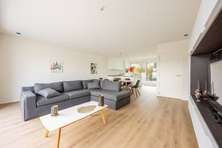 Dit appartement maakt deel uit van het nieuwbouwproject De Blauwe Parel - Residentie Isla St. Lucia.<br /><br />Het appartement is gelegen op de gelijkvloerse verdieping en werd op plan ingedeeld als volgt:<br />Inkomhal met toilet, berging en fietsenberging, open ingerichte keuken, bureauruimte, lichtrijke leefruimte palend aan terras met zicht op de binnentuin, 2 slaapkamers en 2 badkamers met douche.<br />Het terras is zuidoostelijk georiënteerd. <br /><br />In het ondergronds complex zijn zowel autostaanplaatsen als afgesloten garageboxen die vrijblijvend kunnen aangekocht worden met het appartement.<br /><br />Appartement: 115,42 m²<br />Terrassen: 23,55 m²