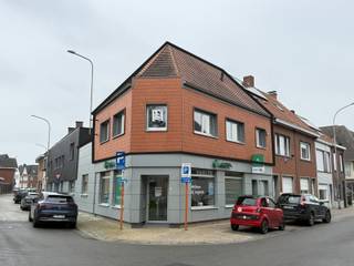 Volledig gerenoveerd, instapklaar en energiezuinig duplex appartement met terras in het centrum van Tielt en toch rustig gelegen en in de...