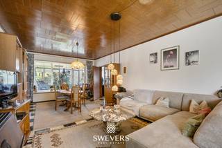 Voor meer info en foto’s, surf naar www.swevers.be – In de rustige Broekomstraat in Borgloon vindt u deze vrijstaande woning met een bewoonbare oppervlakte van 431 m² op een perceel van 18 are 77 centiare. De woning, gebouwd in 1972, biedt een uitstekende basis voor een totaalrenovatie en is ideaal voor wie een ruime gezinswoning volledig naar eigen smaak wil inrichten. Dankzij de ligging in woongebied met landelijk karakter, gecombineerd met een achterliggend agrarisch gebied, geniet u hier blijvend van een prachtig open uitzicht op het omliggende groen. Binnen beschikt de woning over een ruime woonkamer van 36 m², een keuken met renovatiepotentieel, drie slaapkamers van 16 m², 10 m² en 16 m² en een badkamer die volledig vernieuwd kan worden. Extra troeven zijn de kelder van circa 120 m², een zolder van ongeveer 30 m² en een inpandige garage, die samen zorgen voor bijzonder veel opslag- en gebruiksruimte. Buiten biedt het ruime perceel met oostelijke oriëntatie tal van mogelijkheden voor een mooie tuin, speelruimte of een gezellig terras. Ondanks de rustige, landelijke ligging bevinden winkels, scholen, horeca en ontspanning zich op slechts 1,5 km. Openbaar vervoer ligt op 600 meter en de snelweg bereikt u op 9 km. De woning wordt momenteel verhuurd.<br /><br />Dit pand is onderworpen aan de renovatieverplichting van de Vlaamse overheid voor residentiële gebouwen (behoudens bij sloop binnen 5 jaar na de aankoop). Consulteer voor meer informatie de website van het Vlaams Energie- en Klimaatagentschap via https://www.vlaanderen.be/een-huis-of-appartement-kopen/renovatieverplichting-voor-residentiele-gebouwen.<br /><br />Bent u op zoek naar een woning met veel ruimte, renovatiemogelijkheden en een prachtig groen uitzicht? Dan is deze open bebouwing beslist een bezoek waard. Voor meer informatie, bel 011 255 155. Bron bewoonbare oppervlakte: EPC – verslag.