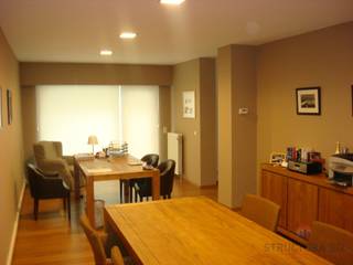 Prachtige duplexkantoren, ideaal gelegen aan het begin van de Lange Haagstraat, op minder dan 100 meter van de Louizalaan, nabij het Stéphanieplein.<br /><br />Met een totale oppervlakte van ongeveer 160 m² bieden deze kantoren ook een mooie binnenplaats/terras van ±25 m². De indeling omvat meerdere functionele ruimtes, een aparte opslag- en serverruimte, een volledig uitgeruste keuken, evenals 2 douches en 2 toiletten.<br />Aan de achterzijde geeft een deur toegang tot een binnentuin, overdekt met een elegante glazen koepel. De hoofdingang is bereikbaar via een verfijnde doorrijpassage, wat een vleugje prestige toevoegt aan deze professionele ruimte.<br /><br />Onroerende voorheffing: ongeveer €2.000/jaar<br />Gemeenschappelijke kosten: ongeveer €5.000/jaar<br />Onmiddellijk beschikbaar<br /><br />Deze informatie is niet-bindend.