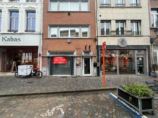 <h2><span>Handelsgelijkvloers op centrale ligging in Mechelen </span></h2><p><span>Op een centrale locatie in de Keizerstraat 19 te Mechelen bevindt zich dit handelsgelijkvloers van 74,40 m², ideaal voor diverse commerciële of professionele doeleinden.</span></p><p><span>De ruimte omvat een inkomhal en een handelsruimte die is ingedeeld in drie delen, waarvan één gedeelte kan worden afgesloten als bureel. Verder is er een keuken met kastinrichting en koelkast, evenals een extra ruimte die kan dienen als archief of opslagplaats.</span></p><p><span>Daarnaast is er een gemeenschappelijk terras waar men gebruik van kan maken en een extra berging.</span></p><p><span>Geschikt voor bureel, winkel, praktijkruimte, <br />(Horeca en night-shop niet toegelaten.)</span></p><p><span>Huurprijs: €850/maand</span></p><p><span> </span></p>