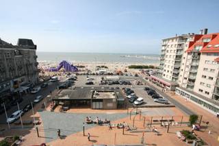 Deze goed gelegen garagebox bevindt zich op verdieping -1 van het garagecomplex Hendrikaplein te Nieuwpoort-Bad.<br /><br />De afmetingen zijn als volgt:<br /><br /><strong><u>Afmetingen poort:</u></strong>
<ul>
	<li>Hoogte: 1,90m</li>
	<li>Breedte: 2,41m</li>
</ul>
<br /><u><strong>Afmetingen binnen:</strong></u>

<ul>
	<li>Hoogte: 2,49m</li>
	<li>Breedte: 2,86m</li>
	<li>Diepte: 5,45m</li>
</ul>