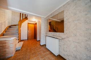 <p>We Invest Waterloo stelt u met plezier deze aangename bel-etagewoning voor, ideaal gelegen in een rustige residentiële wijk van Braine-l'Alleud.</p>
<p>Met een <strong>bewoonbare oppervlakte van 128 m²</strong> (169 m² in totaal) biedt deze halfopen woning, gebouwd in 1979, comfortabele leefruimtes, een aangename buitenruimte en een inrichtbare zolder met tal van mogelijkheden.</p>
<p>Het gelijkvloers bestaat uit een ruime inkomhal, een wasruimte, twee kelders met veel bergruimte en een garage.</p>
<p>Op de eerste verdieping ontdekt u een <strong>lichte L-vormige leefruimte van 35 m²</strong> met een halfopen keuken. Deze gezellige leefruimte geeft uit op een <strong>terras van 10 m²</strong>, ideaal om buiten te eten of heerlijk te ontspannen.</p>
<p>De tweede verdieping beschikt over drie slaapkamers van <strong>12 m², 11 m² en 7 m²</strong>, evenals een badkamer uitgerust met een ligbad, wastafel en toilet.</p>
<p>De bovenste verdieping bestaat uit een <strong>inrichtbare zolder</strong>, die tal van mogelijkheden biedt voor een extra slaapkamer, bureau, speelkamer of hobbyruimte.</p>
<p>Buiten geniet u van een <strong>noordwestelijk georiënteerde tuin</strong>, ideaal om te genieten van de namiddag- en avondzon, evenals <strong>twee privatieve parkeerplaatsen</strong> voor de woning.</p>
<p>Technisch beschikt de woning over een <strong>EPC-score C</strong>, een <strong>gasgestookte centrale verwarmingsketel uit 2006</strong>, <strong>PVC-ramen met dubbele beglazing uit 2008</strong> en een elektrische installatie die nog conform moet worden gemaakt.</p>
<p>Voor meer informatie of een bezoek kunt u contact opnemen via <strong>02/319.46.46</strong> of <strong>demandes.bw.centre@weinvest.be</strong>.</p>