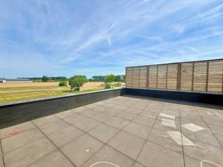 Deze SUPER UNIEKE en toffe bel-etage (BJ 2012) ligt op een goede locatie aan het centrum van Assenede met de invalswegen vlakbij! De absolute troef van de woning is, naast een enorme bewoonbare oppervlakte van 227m2, het aangename ruime dakterras dat een 360 graden uitzicht biedt op de kerktoren van Assenede en uiteraard de prachtige achterliggende velden! Hier kan u ALTIJD genieten ! Er is een ideale combinatie van een leuke lichtrijke setting met praktische volwaardige binnenruimtes EN steeds het prachtige uitzicht. In totaal zijn er 4 slaapkamers aanwezig en meer dan voldoende berging. In de lichtrijke ruime leefruimte heeft u een leuke verbinding met de moderne geïnstalleerde keuken en nog een extra terras vooraan. Als extra is er een dubbele inpandige garage en de UITSTEKENDE EPCscore van 130 kWh/m2/jaar (EPC LABEL B) ! Er is een recente CV-ketel op aardgas (2023) + een waterontharder aanwezig.<br /><br />Indeling: <br />- Benedenverdieping: zeer ruime multifunctionele ruimte, apart toilet, slaapkamer 1 en en slaapkamer 2; <br />- Gelijkvloers : dubbele inpandige garage, apart toilet en slaapkamer 3 + tijdloze badkamer met bad & douche;<br />- 2de verdieping: ruime open leefruimte met geïnstalleerde keuken, berging/technische ruimte, terras vooraan + de trap naar het schitterende volledige dakterras! <br /><br />Meer info of een bezoek? Bel WIJSvastgoed op +32 9 395 80 10 !