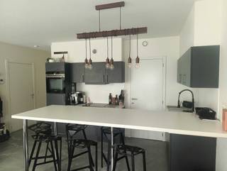 Ruim één-slaapkamer appartement van 76m² mét terras op bovenste verdieping te koop te Lokeren.De woning is gelegen op 't Zand in Lokeren, op...