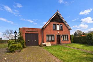 Volledig te renoveren of her op te bouwen open bebouwing op 1.325 m² met perceelbreedte van circa 25 meter, gelegen op een uitzonderlijke locatie...