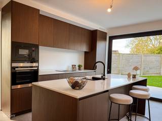 Unieke energie-neutrale HALF-OPEN BEBOUWING intstapklare woning (E-peil 0) voorzien van alle modern comfort en top-afwerking. Inkomhall met berging en toilet, lichtrijke living, ingerichte keuken (toestellen Siemens en composiet werkblad), 3 ruime slaapkamers, grote badkamer. Afgewerkte onderhoudsvriendelijke tuin met aanpalend fietsenberging (12m²) en dubbele carport. Geothermische warmtepomp, zonnepanelen, hoge plafonds (2.7m), 20.000 liter regenwater, massieve houtbouw, 220 mm minerale isolatie, vol parket, vloerverwarming / vloerkoeling. In rustige straat nabij centrum en sportaccommodatie. Future-proof investering / hoge woonkwaliteit. Volledig geschilderd.<br />Nr 51 = 121.800 grondwaarde (+ registratie) en 298.200 euro + 21% btw ( = 360.822 euro incl btw).<br />nr 51a = 109.900 euro grondwaarde (+ registratie) en 310.100 euro + 21% btw ( = 375.211 euro incl. btw).<br /> 