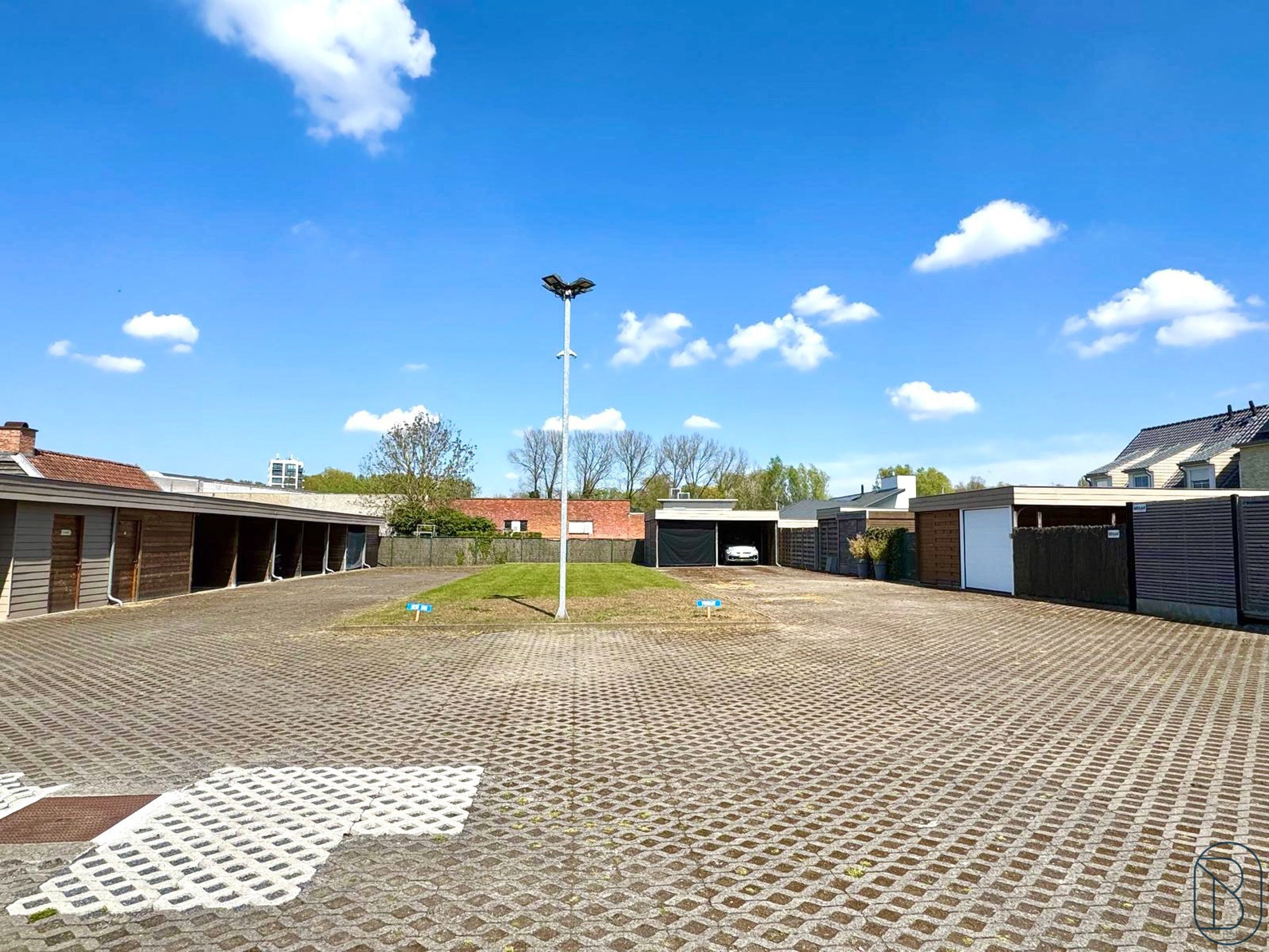 BUITENSTAANPLAATS in het CENTRUM - foto 4