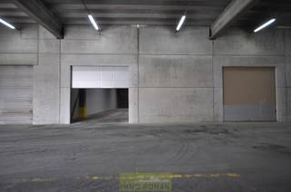 In Avelgem, deelgemeente Kerkhove bevindt deze magazijnruimte van 525 m² zich. De loods heeft een breedte van 18 meter en diepte van 29 meter. Voorzien van een sectionale poort met een hoogte van 4 meter en er is verlichting aanwezig. <br />Er is voldoende manoeuvreer ruimte voorzien aan de toegang en een parking aanwezig die afsluit met slagboom.<br />Maandelijkse provisie van 100 euro voor verbruik elektriciteit en water.<br />Vrij vanaf 01/04/2025.<br />Bent u opzoek naar minder/meer ruimte? De loods is beschikbaar vanaf 350 m² en kan uitgebreid worden per circa 175 m², in totaal is er 2100 m² beschikbaar.<br />Interesse? Contacteer Immo Roman: 0485 53 17 16