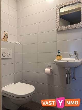 <p><span>Dit ruime appartement is gelegen op de eerste verdieping (geen lift) van een kleinschalige residentie, centraal op het Achter'd Hovenplein. Op wandelafstand van het centrum, terwijl ook de groene omgeving van de Gasthuisdreef en het Uilebos vlot bereikbaar is. Het treinstation bevindt zich op ongeveer 5 km.</span></p><p><span>Indeling:</span></p><p><span>Via de inkomhal, met gastentoilet, kom je in de ruime leefruimte met open keuken (samen 36 m²). De keuken is volledig uitgerust met een keramische kookplaat, dampkap, combi-oven, koelkast met vriesvak, vaatwasser en dubbele spoelbak. Verder beschikt het appartement over een praktische wasplaats met extra opbergruimte, twee ruime slaapkamers van 14 m² en 15 m² en een volledig betegelde badkamer van 8 m². Deze is uitgerust met een inloopdouche, dubbele lavabo met meubel en handdoekdroger. Een absolute troef is het ruime én zuidgerichte terras van maar liefst 25 m², dat vanuit de leefruimte bereikbaar is. Dankzij de elektrische zonneluifel kan je hier ook op zonnige dagen comfortabel genieten.</span></p><p><span>Bij het appartement hoort een aparte garagebox (middelste) achteraan op het perceel. In de garage is elektriciteit aanwezig.</span></p><p><span> </span></p><p><span>Geen vaste kosten.</span></p><p><span>Beschikbaar vanaf 01/11/2026.</span></p>