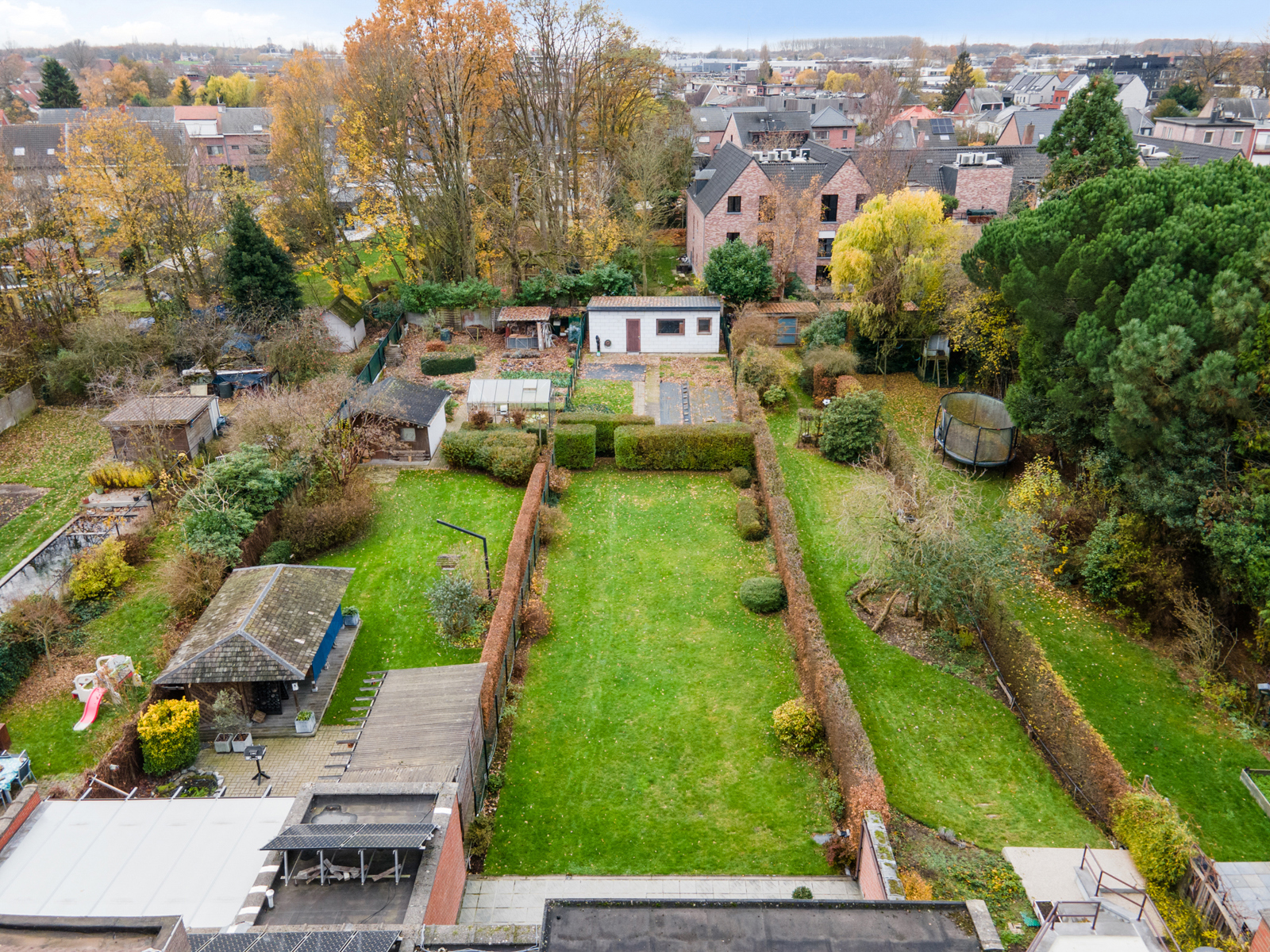 Kom de ruimte ontdekken in en achter deze halfopen bebouwing - foto 5