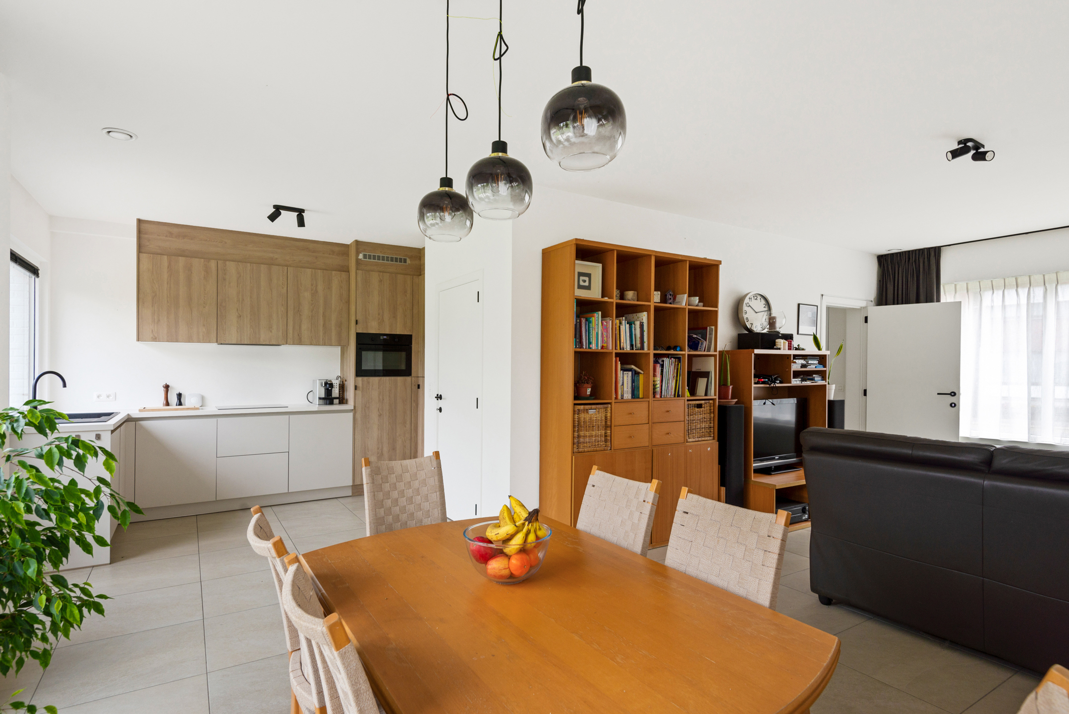 Moderne, instapklare Bungalow met 4 slpk. en 2 badk. en bijgebouw op 12 are 30 ca - foto 4