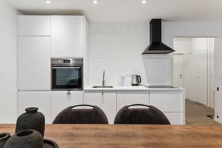 <p>In een aangename, groene woonwijk ontdek je dit prachtig instapklare, gelijkvloers appartement. Dit is een buurt waar je ten volle kan genieten van het stedelijk gemak, met snelle verbindingen via openbaar vervoer, fiets en auto. Daarnaast kan je hier ook heerlijk tot rust komen dankzij de gezellige wandelpaden in de ‘IJsvogel groenzone’ en nabijgelegen parken.</p>
<p>Je komt binnen via de inkomhal met gastentoilet, voorzien van een mooie laminaatvloer welke naadloos doorloopt tot in de zonnige leefruimte. Aansluitend heb je de moderne open keuken, die niet enkel een tijdloos en strak design geniet maar eveneens functioneel werd uitgerust. Verder beschik je hier over maar liefst 2 slaapkamers (15,50 m² & 10 m²) waarvan de kleinste toegang biedt tot een Zuid-gerichte buitenruimte van 37 m² - hier geniet je dus een hele dag optimaal van het zonnetje! De trendy badkamer met een ruime inloopdouche, lavabo en aansluitingen voor was- en droogmachine, deze blinkt bovendien uit in een stijlvolle marmeren-look.</p>
<p>Tot slot is er nog een mogelijkheid voor het aankopen van een ondergrondse <strong>autostaanplaats</strong> à € 25.000,00 – kortom, nooit meer parkeerstress voor jou!</p>
<p><strong>Maandelijkse kosten: </strong>provisie van € 120,00 (inclusief water, elektriciteit, schoonmaak en onderhoud gemene delen, syndicus,…) – met een jaarlijkse afrekening.</p>
<p><strong>Technische gegevens: Kelderberging </strong>aanwezig! Centrale verwarming op gas (individueel), HR-beglazing in PVC.</p>
<p><strong>Stedenbouwkundige inlichtingen en bodemattest aanwezig. Asbestveilig (maar mogelijks niet asbestvrij). Bevindt zich niet in een risicozone voor overstromingen (P-score B en G-score A). Renovatieverplichting niet van toepassing. </strong></p>
