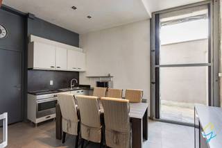 Deze op te frissen woning in loftstijl is de ideale starterswoning en perfect voor wie graag centraal woont, op wandelafstand van winkels, scholen en openbaar vervoer.<br /><br />Op het gelijkvloers bevindt zich een gezellige zithoek en de keuken die is uitgerust met een keramische kookplaat, dampkap en oven. Verder vind je hier nog een apart toilet en een praktische berging.<br /><br />De eerste verdieping beschikt over een ruime slaapkamer en een ingerichte badkamer met alle comfort. Op de tweede verdieping bevindt zich een bijzonder ruime tweede slaapkamer, die eenvoudig kan worden opgesplitst in twee aparte kamers, ideaal voor wie extra slaapkamers of een bureau wenst.<br /><br />Buiten is er een gezellige koer.<br /><br />Dankzij de centrale ligging en de vele mogelijkheden die deze woning biedt, is dit een absolute opportuniteit binnen zijn prijsklasse.<br /><br />Graag een bezoek ter plaatse? <br />Contacteer ons via 0468 15 14 41 of laura.r@cornelis-goeman.be