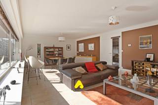 <u><em><strong>Appartement récemment rénové en exclusivité dans un emplacement de choix, à seulement 150 mètres de la plage.</strong></em></u><br /><br />Dans le cœur vibrant de De Panne, en plein centre commercial et à peine à 150 mètres de la plage, se trouve cet appartement exceptionnellement raffiné de pas moins de 130 m². Un bien où l’espace, la lumière et le confort contemporain se marient harmonieusement.<br /><br />En entrant dans l'appartement, vous êtes accueilli dans un hall d'entrée soigné avec vestiaire et un élégant toilette pour invités avec lavabo.<br /><br />Le vaste espace de vie baigne dans la lumière naturelle grâce à la profondeur impressionnante de la façade de 8,5 mètres et s'ouvre harmonieusement sur la terrasse ensoleillée. Ici, vous profitez en toute tranquillité d'un environnement de vie agréable et ouvert.<br /><br />La cuisine entièrement équipée allie fonctionnalité et finitions élégantes et constitue le prolongement parfait de l'espace de vie.<br />L'appartement dispose de trois chambres spacieuses, chacune offrant une sensation d'espace considérable. La chambre principale propose également un espace de rangement pratique, actuellement aménagé en buanderie avec connexion pour machine à laver et sèche-linge. Cet espace se prête idéalement à la création d'une salle de douche supplémentaire ou d'une salle de bain attenante.<br /><br />À l'arrière tranquille de l'immeuble se trouve une deuxième terrasse, où vous pouvez profiter pleinement du soleil de l'après-midi et du soir.<br />De plus, l'appartement dispose d'un second toilette indépendant avec lavabo et d'une salle de bain moderne, équipée d'une spacieuse douche à l'italienne et d'un lavabo élégant.<br /><br />Ce bien se distingue également par son aspect pratique, avec une cave privée et un local à vélos commun.<br /><br /><strong>Atouts :</strong>
<ul>
	<li>Excellente localisation dans le centre commercial de De Panne</li>
	<li>Rénové entièrement et de manière qualitative</li>
	<li>Espace de vie lumineux avec une façade de 8,5 mètres</li>
	<li>Trois chambres spacieuses</li>
	<li>Deux terrasses ensoleillées</li>
	<li>Possibilité de créer une deuxième salle de douche</li>
	<li>Deux toilettes séparées</li>
	<li>Cave privée et local à vélos commun</li>
	<li>Chauffage central au gaz naturel</li>
	<li>Étiquette EPC B</li>
</ul>
Une opportunité rare pour ceux qui recherchent un appartement spacieux, prêt à emménager, avec une finition de haute qualité, un emplacement exceptionnel et tout le confort à portée de main. Idéal comme résidence principale, luxueux second séjour ou investissement pérenne au bord de la mer.