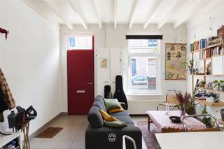 GENT - Biekorfstraat 77: Ben je op zoek naar een rustig gelegen hoekwoning nabij Dampoort te huur in Gent? Dan is dit pand mogelijk iets voor jou. De...