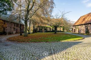 This U-shaped farmhouse, situated on a spacious 5-hectare plot, enjoys a central location between Kortrijk, Roeselare, and Ypres. In 2010,...