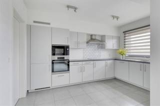 Au centre de Merchtem, à quelques pas de nombreuses commodités, se trouve ce magnifique appartement comprenant 2 chambres spacieuses, une...