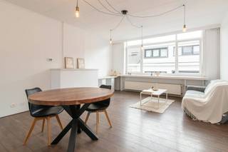 Dit opbrengsteigendom te koop is gelegen langs de Mariastraat te Oudenburg.<br />Bestaande uit een winkel-/handelsruimte op het gelijkvloers en een ruim, lichtrijk appartement op de bovenliggende verdieping. Een unieke kans voor wie wonen en werken wil combineren, of op zoek is naar een interessante vastgoedinvestering met dubbel rendement!<br /><br />Indeling: <br />* Gelijkvloers verdieping:<br />- inkomhal met toegang tot het appartement en afzonderlijke toegang tot de handelsruimte<br />- handelsruimte voorzien van een etalage, geïnstalleerde open keuken, berging, sanitaire voorzieningen en koertje <br /><br />* Eerste verdieping: <br />- hal<br />- lichtrijke leefruimte <br />- keuken uitgerust met een spoeltafel, gasfornuis, oven en aansluiting voor een wasmachine en/of vaatwas <br /><br />* Tweede verdieping:<br />- badkamer voorzien van een douche, toilet en badkamermeubel<br />- slaapkamer 1 (16m²)<br />- slaapkamer 2 (12m²)<br /><br />* Zolderverdieping (20m²), nog verder af te werken naar eigen wens (vloer nog te voorzien) <br /><br />Bovendien beschikt het pand over een kelder (35m²). <br /><br />Pluspunten:<br />- conforme elektrische keuring<br />- mogelijkheid overname koelcel en industriële vaatwas<br />- zeer centrale ligging<br />- vlotte verbinding met Oostende, Brugge, ....<br />- perfecte combinatie tussen handel op het gelijkvloers en wonen erboven <br />- tal van mogelijkheden!<br />- afzonderlijke inkomhal voor het appartement <br />- basisakte reeds voorhanden<br /><br />Bent u klaar om uw ondernemersdroom hier te realiseren?<br />Aarzel niet en neem vandaag nog contact met ons op voor meer informatie of om een bezichtiging ter plaatse!<br /><br />Bestuursmaatregelen in het maatregelenregister: in aanvraag