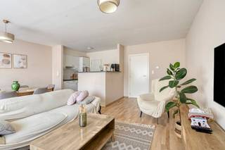 Lichtrijk 2-slaapkamerappartement in Sint-Jans-Molenbeek<br />Gelegen aan de Tamariskenlaan 41. <br /><br />Dit appartement verwelkomt je met een open, lichtrijke leefruimte die naadloos overgaat in de open keuken. Van hieruit heb je directe toegang tot het terras. Zeer praktisch is de aparte berging in de keuken met aansluitingen voor een wasmachine en droogkast.<br /><br />Slaapkamers: Twee ruime kamers (14 m² en 11 m²).<br />Badkamers: twee badkamers (één met douche, één met ligbad).<br /><br />Extra's: <br />-Kelder aanwezig<br />-Gelegen vlak bij het rustige Scheutbos<br />-Supermarkten (Delhaize, Colruyt, Carrefour) en openbaar vervoer (De Lijn, MIVB) op wandelafstand.<br />-EPC B+<br /><br />Prijs: € 249.000 + € 20.000 voor de parkeerplaats.