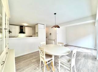 Op wandelafstand van het centrum van Waregem en het station ontdek je dit ruime, instapklare appartement waar comfort en een uitstekende ligging perfect samenkomen. Met winkels, scholen, openbaar vervoer en een vlotte verbinding naar de autosnelweg vlakbij, geniet je hier van een zorgeloze woonomgeving.<br /><br />De inkomhal met apart gastentoilet leidt naar de lichtrijke leefruimte, waar grote raampartijen zorgen voor een aangename sfeer. De eetplaats sluit mooi aan op de volledig uitgeruste halfopen keuken, ideaal voor wie graag kookt en gezellig samenkomt.<br /><br />Het appartement beschikt over twee volwaardige slaapkamers. Vanuit de grootste slaapkamer heb je rechtstreeks toegang tot het zonnige, zuidgerichte terras, een ideale plek om in alle rust te ontspannen en van de zon te genieten.<br />De badkamer is uitgerust met een ligbad met douchefunctie en een dubbele wastafel. Daarnaast zijn ook een ruime privatieve kelderberging en een garagebox inbegrepen in de prijs, wat zorgt voor extra comfort en voldoende opbergruimte.<br />Het appartement wordt verwarmd via elektrische centrale verwarming. Bovendien is het plaatsen van zonnepanelen op het platte dak mogelijk én toegestaan, waardoor je eenvoudig kunt investeren in een energiezuinigere toekomst.<br /><br />Troeven:
<ul>
<li>Instapklaar appartement</li>
<li>Uitstekende ligging nabij centrum en station</li>
<li>Twee volwaardige slaapkamers</li>
<li>Zonnig, zuidgericht terras</li>
<li>Garagebox en privatieve kelderberging inbegrepen</li>
<li>Mogelijkheid tot het plaatsen van zonnepanelen</li>
</ul>
<br />Interesse?<br />Contacteer Maxime Vanneste via 0498 44 78 00 of info@maximevanneste.be