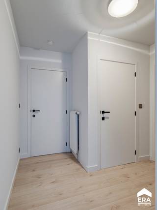 Volledig vernieuwd appartement in het centrum van (Neer)Pelt met een prachtig zicht over het vernieuwd marktplein. De huidige eigenaar heeft het gehele appartement in 2025 gerenoveerd: nieuwe elektriciteit, keuken, badkamer, airco, cv-ketel, stucwerk,... <br /><br />Er zijn 3 degelijke slaapkamers, rustig gelegen aan de achterzijde van het pand. De keuken en badkamer zijn volledig vernieuwd en zijn luxueus afgewerkt. In de woonkamer is een airco-unit voorzien, de cv-ketel is onlangs vernieuwd.<br /><br /><u><strong>Enkele troeven:</strong></u>
<ul><li>Volledig gerenoveerd appartement</li><li>3 slaapkamers</li><li>Gunstig EPC: label B, 130kWh</li><li>Elektrische installatie conform AREI</li><li>2 terrassen aan zowel voor- als achterzijde</li><li>Private kelderberging</li><li>Parkeerplaats voor het complex</li></ul>
Indeling: inkom, lift naar 2e verdieping, inkomhal, toilet, wasplaats, woonkamer, terras, keuken, nachthal, 3 slaapkamers, badkamer, terras, kelderberging