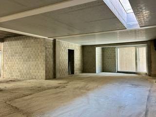 Op zoek naar een winkelpand of kantoorruimte op een toplocatie in Antwerpen? Ontdek de polyvalente commerciële ruimte die deel uitmaakt van het stijlvolle en trendy woonproject De Wastuin. <br /><br />Dit project omvat 97 appartementen en woningen, een grote binnentuin, een co-housingproject en één commerciële ruimte die zich flexibel laat inrichten.<br /><br />Te koop: multifunctionele commerciële ruimte <br />- oppervlakte: ca 267 m²<br />- gelijkvloers, met inkomdeur aan straatkant<br />- casco opgeleverd, dus in te richten naar eigen believen<br />geschikt voor kantoor, winkel, praktijk of zelfstandige activiteit<br />- onderdeel van het renovatiegedeelte van woonproject De Wastuin<br />- op A-locatie in de trendy buurt van Oud-Berchem (Eikelstraat), vlak bij ’t Groen kwartier.