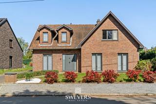 Voor meer info en foto’s, surf naar www.swevers.be – Deze open bebouwing in Koersel, gelegen op Noord-Zuidstraat 2, combineert ruimte, licht en een praktische indeling met een verzorgde afwerking. De woning dateert van 1978, werd steeds goed onderhouden en recent deels vernieuwd, waaronder een nieuwe vloer in 2023 en dubbel glas op de bovenverdieping in 2024. Met een bewoonbare oppervlakte van 204 m² is dit een instapklare gezinswoning. <br /><br />Op het gelijkvloers bevindt zich een inkomhal die leidt naar de lichtrijke leefruimte van ca. 26 m² en een gesloten, functionele keuken van 14,7 m² met toegang naar buiten. Daarnaast is er een inpandige garage voor extra comfort en bergruimte. Op de eerste verdieping zijn er drie ruime slaapkamers en een extra kamer die kan dienen als vierde slaapkamer, bureau of hobbyruimte, aangevuld met een royale badkamer. De tweede verdieping biedt bijkomende uitbreidingsmogelijkheden. Verder beschikt de woning over een droge kelder van 32,97 m². <br /><br />Het perceel van 8a 11ca is oostgericht, met een aangenaam terras waar men overdag van de zon geniet. De woning is structureel in goede staat; enkel schilder- en behangwerken zijn nog te voorzien. De ligging is een grote troef, met scholen op 400 m, openbaar vervoer op 100 m en winkels en horeca op wandelafstand. Vlotte bereikbaarheid via de snelweg op 5,5 km. Voor meer informatie, bel 011 255 155. Bron bewoonbare oppervlakte: EPC – verslag.