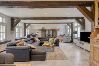 Vous recherchez le calme et le luxe ? Cette villa magnifiquement rénovée (2023) est située sur un vaste terrain de 33 acres, au milieu de la...