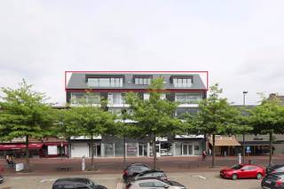 Prachtig hoog afwerkt luxe penthouse in hartje Mol. Het appartement biedt een inkom, ruime woonkamer met 2 terrassen, veel lichtinval, open keuken...