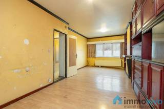 WONING TE MORTSEL - RENOVATIEPROJECT MET POTENTIEEL Deze woning in Mortsel biedt een interessante kans voor vernieuwing en transformatie. Het pand...