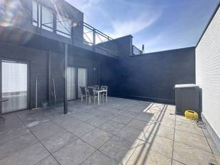<p>Centraal gelegen appartement op het 1ste verdiep met een Zuid-West terras op wandelafstand in hartje Sint-Katelijne-Waver.<br /><br />De recente grondig gerenoveerd appartement met grote lichtrijke living volledig uitkijkend met zijn grote ramen op het terras. <br />Eveneens een volledig geïnstalleerde keuken, aangrenzend badkamer met douche, lavabo, toilet + 1 slaapkamer.<br />EPC B - elec arei conform!<br /><br />Zeer bereikbaar maar toch rustig om zalig te wonen in de buurt van winkels, scholen, autostrade... <br /><br />Hebt u interesse? Wenst u meer informatie? Contacteer me op 0477/30.85.59 of via laila@immodor.be<br /><br />Stedenbouwkundige inlichtingen in aanvraag</p>