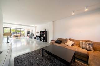 <h3><span>Instapklare, verrassend mooie en praktische architectenwoning nabij het Hof Ter Linden</span></h3><p><span>Ontdek deze unieke renovatie uit 2017 naar een ontwerp van </span><span>STAM Architecten</span><span>. Tussen het Molenveld, de Elsdonkwijk en achter het Hof Ter Linden, in een rustige, groene residentiële woonwijk, is dit echt een </span><span>topligging</span><span>. Bij de renovatie werd veel aandacht besteed aan de maximale optimalisatie van ruimte, lichtinval en opslagmogelijkheden.</span></p><p><span>Op een perceel van +/- 210 m² en met een totale bebouwde oppervlakte van +/- 180 m² + kelder beschikt de woning over de ideale volumes.</span></p><p><span>Het geheel bestaat uit een inkomhal met vestiaire en wc, een enorme open leefruimte met een knusse zitruimte aan de voorzijde, een eetruimte en een volledig ingerichte keuken aan de tuinzijde. De lange, ingemaakte kast van vestiaire tot keuken is een superleuke eyecatcher.</span></p><p><span>Op de 1ste verdieping zijn 2 slaapkamers met maatkasten te vinden, alsook een badkamer en aparte wc. Op de 2de verdieping vinden we nog eens 2 polyvalente slaapkamers met maatkasten en een douchekamer.</span></p><p><span>Tenslotte beschikt de woning over een praktische, droge kelder en een prachtig, zuidwestelijk georiënteerd terras dat dankzij de doorlopende polybetonvloer, op hetzelfde niveau als de leefruimte, en de volledig opengaande harmonicaramen in de zomer een unieke extensie van de woning biedt.</span></p><p><span>+ Topligging</span><span><br /></span><span>+ Nabij alle faciliteiten</span><span><br /></span><span>+ Zeer gunstige isolatie- en ventilatienorm</span><span><br /></span><span>+ Prachtige lichtinval en verlichtingsconcepten</span><span><br /></span><span>+ Enorm veel opslagmogelijkheden</span><span><br /></span><span>+ Gunstig georiënteerde tuin en terras</span></p>