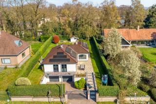 <p><span>Bent u op zoek naar een woning waar </span><strong><span>rust, comfort en bereikbaarheid perfect samenkomen</span></strong><span>? Dan is deze charmante bungalow gelegen aan Hoogveld 18 in Dilbeek absoluut een bezoek waard.</span></p>
<p><span>De woning geniet van een </span><strong><span>uitzonderlijke en rustige ligging</span></strong><span>, in een aangename residentiële buurt, terwijl u toch profiteert van een </span><strong><span>vlotte verbinding naar Brussel en belangrijke invalswegen</span></strong><span>. Hier woont u in alle sereniteit, zonder in te boeten aan bereikbaarheid – een zeldzame combinatie.</span></p>
<p><span>Bij het betreden van de woning komt u binnen in een </span><strong><span>verzorgde inkomhal met vestiaire en schoenenkast</span></strong><span>, aangevuld met een </span><strong><span>apart gastentoilet</span></strong><span> – praktisch en comfortabel voor bewoners en bezoekers.</span></p>
<p><span>Verder wordt u verwelkomd in een </span><strong><span>lichtrijke leefruimte</span></strong><span> die meteen een warm en aangenaam gevoel geeft. Aansluitend vindt u een </span><strong><span>prachtige, volledig uitgeruste leefkeuken</span></strong><span>, ideaal voor wie houdt van koken en gezellig samenzijn. De woning beschikt over </span><strong><span>twee volwaardige slaapkamers</span></strong><span>, perfect voor een koppel, klein gezin of wie graag extra ruimte heeft voor een bureau of hobbykamer.</span></p>
<p><span>Het volledige gebouw werd in 2015 grondig vernieuwd, met onder meer een nieuw dak, de installatie van zonnepanelen en een batterij, wat bijdraagt aan een </span><strong><span>energiezuinige en toekomstgerichte woning</span></strong><span>.</span></p>
<p><span>Een absolute meerwaarde is de </span><strong><span>ruime, dubbele garage met plaats voor drie wagens</span></strong><span>, evenals de </span><strong><span>volledige onderkeldering</span></strong><span> van de woning, die tal van mogelijkheden biedt op vlak van stockage, werkruimte of hobbyruimte.</span></p>
<p><span>Kortom, deze bungalow biedt u een </span><strong><span>instapklare woonoplossing op een toplocatie</span></strong><span>, waar rust en bereikbaarheid hand in hand gaan.</span></p>
<p><span>📄 Stedenbouwkundige inlichtingen: in aanvraag</span></p>
<p><span>📞 Meer info of een bezoek?</span><br /><span>Contacteer Nils via:</span><br /><span>✉️ </span><span>nils.deblock@weinvest.be</span><br /><span>📱 0497 248 251</span></p>