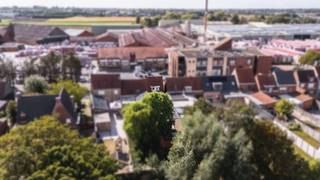 Deze ruime woning, gelegen langs een vlotte verbindingsweg in Kortemark, biedt tal van mogelijkheden voor wie op zoek is naar een renovatieproject.<br /><br />Indeling:<br />Bij het binnenkomen is er een inkomhal/voorplaats, gevolgd door een leef- en zitruimte, keuken en een grote open living. Op de eerste verdieping is er veel ruimte die volledig naar eigen smaak kan worden ingericht. Een vaste trap leidt naar de zolderverdieping – een absolute meerwaarde gezien de grootte en het potentieel.<br />De tuin is Zon-gericht en biedt veel mogelijkheden, al vraagt hij nog wat werk, zoals te zien is op de foto's. Ieder bod vanaf 119.000 euro wordt aan de verkoper voorgelegd. <br />Heb je zin om van deze woning een pareltje te maken? Neem dan gerust vrijblijvend contact op met Maggie via maggie@vastgoednorman.be of 0479 40 24 04.