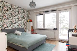 <p><span>ZWIJNDRECHT | INSTAPKLAAR APPARTEMENT MET TWEE SLAAPKAMERS EN TERRAS MET ZICHT OP GROEN | EPC C | </span></p><p><span>Indeling als volgt : inkomhal met toegang tot badkamer, gastentoilet en wasplaats - ruime leefruimte met half open keuken - volledig geïnstalleerde keuken - badkamer douche, wastafel en handdoekdroger - twee slaapkamers (16m² en 8m²) - terras met bergkast.</span></p><p><span>De maandelijkse kosten bedragen ca. 125 EURO (incl. water, syndicus, blokpolis, minuterie en spaarfonds...).</span></p><p><span> </span></p><p><span>Dit appartement is zeer rustig gelegen in een doodlopende straat op een boogscheut van het centrum van Zwijndrecht, vlakbij winkels, scholen en openbaar vervoer.</span></p><p><span>Per appartement is er ruimte voor 1 fiets te stallen.</span></p>