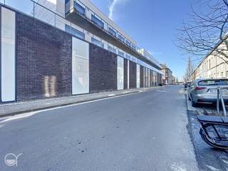 Comfortabele studentenkamer met conformiteitsattest vlakbij het centrum<br />OPGELET: om dit pand te huren of bezichtigen vragen wij steeds eerst een virtueel bezoek te brengen aan het pand. Ga hiervoor naar www.rosseel.be en vul de referentie O202 in in het veld ‘zoek’ bovenaan rechts. Kies dan ‘360°’. De website helpt je nu verder voor de volgende stappen.<br /><br />Studentencomplex "Blaisantpark" is een recent project bestaande uit 46 studentenkamers die voorzien zijn van alle comfort. Kamer 15.107 is voorzien van een kleerkast, bed met lattenbodem, bureau en muurelement en beschikt over een eigen douche, lavabo, kitchenette en heeft een oppervlakte van 18,2 m². Er is ook een gemeenschappelijke leefruimte/leefkeuken op de verdieping voorzien. Bovenop de huur komen maandelijks €75 provisie voor elektriciteit, gas, water en internet. Beschikbaar vanaf 01/09/26 voor een contract van 12 maanden.<br /><br />De wijk Blaisantvest heeft goede verbindingen naar de Gentse uitvalswegen en is ook op vlak van openbaar vervoer uitstekend bediend. Het project ligt op wandelafstand van het Gentse stadscentrum, hogeschool (KAHO Sint-Lieven) en universiteiten. Er is ook een ruime fietsenberging aanwezig.