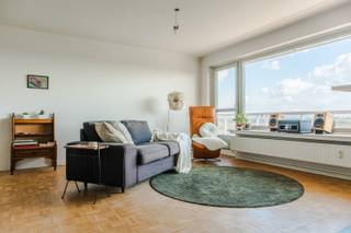<strong>Wonen op hoogte, met het Rivierenhof aan uw voeten.</strong><br /><br />Een uitzicht dat nooit verveelt. Op <strong>de 13de verdieping </strong>van Residentie Rivierenhof I geniet u van een prachtig en weids uitzicht over het Rivierenhof. De seizoenen zorgen hier telkens opnieuw voor een ander decor, terwijl u vanuit uw eigen woonkamer geniet van rust, groen en ruimte.<br /><br />De lichte leefruimte met <strong>open keuken</strong> vormt het hart van het appartement: een aangename plek om te koken, te tafelen en thuis te komen, met het park als indrukwekkende achtergrond.<br />Het appartement beschikt verder over <strong>twee slaapkamers</strong>, een <strong>badkamer</strong> met aansluiting voor een wasmachine, <strong>een apart toilet</strong> en een praktische <strong>berging</strong>.<br /><br />Daarnaast is er een privatieve <strong>kelderberging</strong> voor extra opslagruimte. Ook<strong> een autostaanplaats </strong>is inbegrepen in de prijs, een absolute troef op deze locatie.<br /><br />Comfortabel wonen op hoogte, met groen aan uw voeten en de stad binnen handbereik.<br /><br /><u><strong>Technische informatie:</strong></u><br />EPC: 116 kWh/m²/jaar – label B<br />Geen renovatieverplichting<br />G- & P-score: A & D<br />Stedenbouwkundige informatie: Wg, Vg, Vv, Gvkr, Gmo<br />Gemeenschappelijke kosten: ca. €350/maand, inclusief water en verwarming<br /><br />Een appartement waar het uitzicht elke dag opnieuw indruk maakt. Kom het zelf ontdekken en plan uw bezoek!