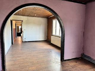 Bienvenue à la Hoogkamerstraat 88 à Temse !Cette maison est un projet de rénovation complet avec un potentiel exceptionnel. L’agencement actuel offre...