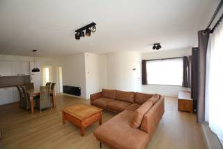 Ruim en instapklaar appartement op de eerste verdieping van een kleinschalig gebouw, bestaande uit: leefruimte met open en volledig ingerichte...