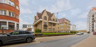 Res. Santa Barbara<br />Ruim appartement in het hartje van Duinbergen. Een fantastische combinatie van de aspecten in groen wonen maar niet ver van de stad. Appartement met deels zicht op de Directeur-Generaal Willemspark en op het terras geniet u dan van het charmante Duinbergen. <br />Dit appartement omvat inkom met vestiaire. Lichtrijke woonkamer (drie-gevel) en open keuken met alle comfort. 3 slaapkamers met ingemaakte kasten en 2 badkamers. <br />Er is een privatieve kelder in het gebouw. Mogelijkheid tot aankopen autostaanplaats in de residentie. <br />Heeft u interesse in dit pand? Aarzel niet en contacteer ons vrijblijvend. <br />Ref. A705 