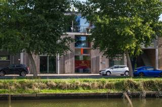 <p><strong>Een unieke combinatie van wonen, werken en genieten, met het centrum van Brugge op wandelafstand!</strong> Deze stijlvolle en veelzijdige woning biedt een lichtrijke leefruimte, een aparte praktijk-/werkruimte en tal van mogelijkheden voor een flexibele invulling. De woning beschikt over <strong>drie terrassen</strong>, waardoor u doorheen de dag heerlijk van de <strong>zon en het buitenleven</strong> kunt genieten.</p>
<p>Indeling: <br />Op het gelijkvloers bevindt zich momenteel een <strong>praktijkruimte met wachtruimte, toilet, douche en lavabo</strong>. Dankzij de flexibele indeling kan deze ruimte ook perfect dienstdoen als kantoor, hobbyruimte of extra woonruimte/kangoeroewoonst (douche en aansluitingen badkamer reeds voorzien). Bovendien is er de mogelijkheid om <strong>één à twee extra slaapkamers</strong> te creëren.<br />De leefruimte met open keuken bevindt zich op de eerste verdieping en geeft rechtstreeks uit op één van de terrassen. Dankzij de grote raampartijen geniet u van veel natuurlijk licht. <br />Op de tweede verdieping bevinden zich <strong>twee slaapkamers</strong>, waarvan één met een ruime ensuite badkamer en de andere met dubbele regendouche, ligbad en lavabo. Vanuit de hoofdslaapkamer heeft u toegang tot een eigen terras <strong>met zicht op de Damse Vaart</strong>.</p>
<p><strong>Een veelzijdige woning met ruimte voor wonen, werken én genieten, op een topligging nabij het centrum van Brugge.<br /><br />Contacteer Bonne Vastgoed 7 dagen op 7 voor meer info via 050/73.73.73 of via info@bonnevastgoed.be </strong></p>
<p></p>