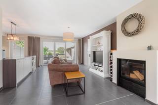 [[ DIT PAND NEEMT DEEL AAN DE ERA OPEN HUIZEN DAG OP 19/9 VAN 13:00 TOT 14:00 ]]
<p><strong>Moderne halfopen woning in Erps-Kwerps met tuin en energiezuinige afwerking.</strong><br /><br />Deze woning uit 2014 combineert hedendaags wooncomfort met een rustige ligging in een groene omgeving nabij scholen en openbaar vervoer. Dankzij het EPC-label A, de aanwezige zonnepanelen en het conform elektrisch attest geniet je hier van een energiezuinige en zorgeloze woonervaring. De woning beschikt over een lichtrijke leefruimte, een praktische indeling en een aangename tuin van 210 m² met terras. Het vrije zicht en de vlotte bereikbaarheid maken deze woning extra aantrekkelijk voor gezinnen die comfortabel willen wonen in Vlaams-Brabant. Een instapklare halfopen bebouwing met oog voor duurzaamheid en woonkwaliteit.<br /><br /><u><strong>Belangrijkste ruimtes:</strong></u><br />• Inkomhal van 4 m² met toegang tot de leefruimtes<br />• Ruime woonkamer van 37 m² met veel lichtinval<br />• Functionele keuken van 8 m²<br />• Berging van 4 m² en aparte wasplaats van 4 m²<br />• Badkamer van 10 m²<br />• Drie slaapkamers van 10 m², 15 m² en 21 m²<br />• Dressing van 5 m²<br />• Terras van 22 m² aansluitend aan de tuin<br />• Tuin van 210 m² met aangename buitenruimte<br />• Parkeerplaats aanwezig<br /><br /><u><strong>Troeven:</strong></u><br />• Energiezuinig wonen met EPC A, zonnepanelen en een thuisbatterij van 10 kWh<br />• Conform elektrisch attest<br />• Rustige ligging met vrij zicht nabij scholen en openbaar vervoer<br /><br />Meer informatie of een bezoek met Nicolas Geeraerts? Contacteer ons via +3223351115<br />JOUW DROOMHUIS. ZO GEVONDEN!</p>