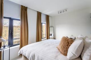 <p><span>Op de bovenste verdiepingen van een karaktervol gebouw met lift bevindt zich dit prachtige duplex penthouse van ca. 121 m², op een uitstekende locatie vlak bij het Eilandje en de historische binnenstad van Antwerpen.</span></p>
<p><span>De woning beschikt over een royale leefruimte met open keuken, twee slaapkamers, twee badkamers, een aparte wc en maar liefst </span><strong><span>drie terrassen</span></strong><span>, die op verschillende momenten van de dag aangename buitenruimte bieden. De combinatie van de duplexindeling, de mooie volumes en de verschillende terrassen zorgt voor een bijzonder ruimtelijk en exclusief woongevoel.</span></p>
<p><span>Extra comfort wordt geboden door </span><strong><span>airconditioning</span></strong><span> en de aanwezigheid van een lift in het gebouw. EPC-label C – 269 kWh/m²/jaar.</span></p>
<p><span>Het penthouse is momenteel verhuurd en kan daardoor zowel interessant zijn voor toekomstige eigen bewoning als voor een investeerder.</span></p>